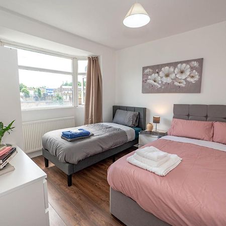 4 Bedrooms,2 Bathrooms House With Free Parking Plumstead  Exterior foto
