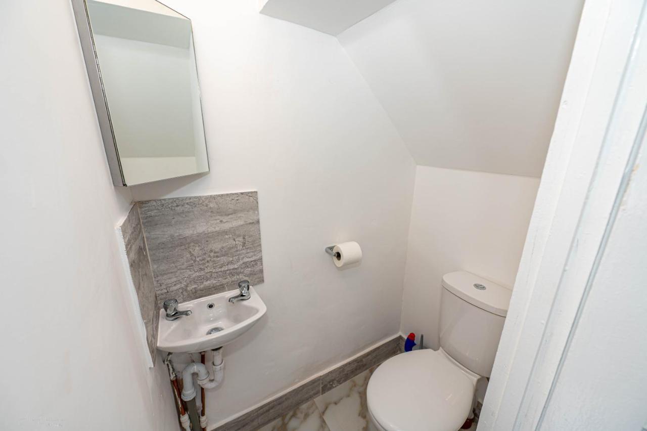 4 Bedrooms,2 Bathrooms House With Free Parking Plumstead  Exterior foto