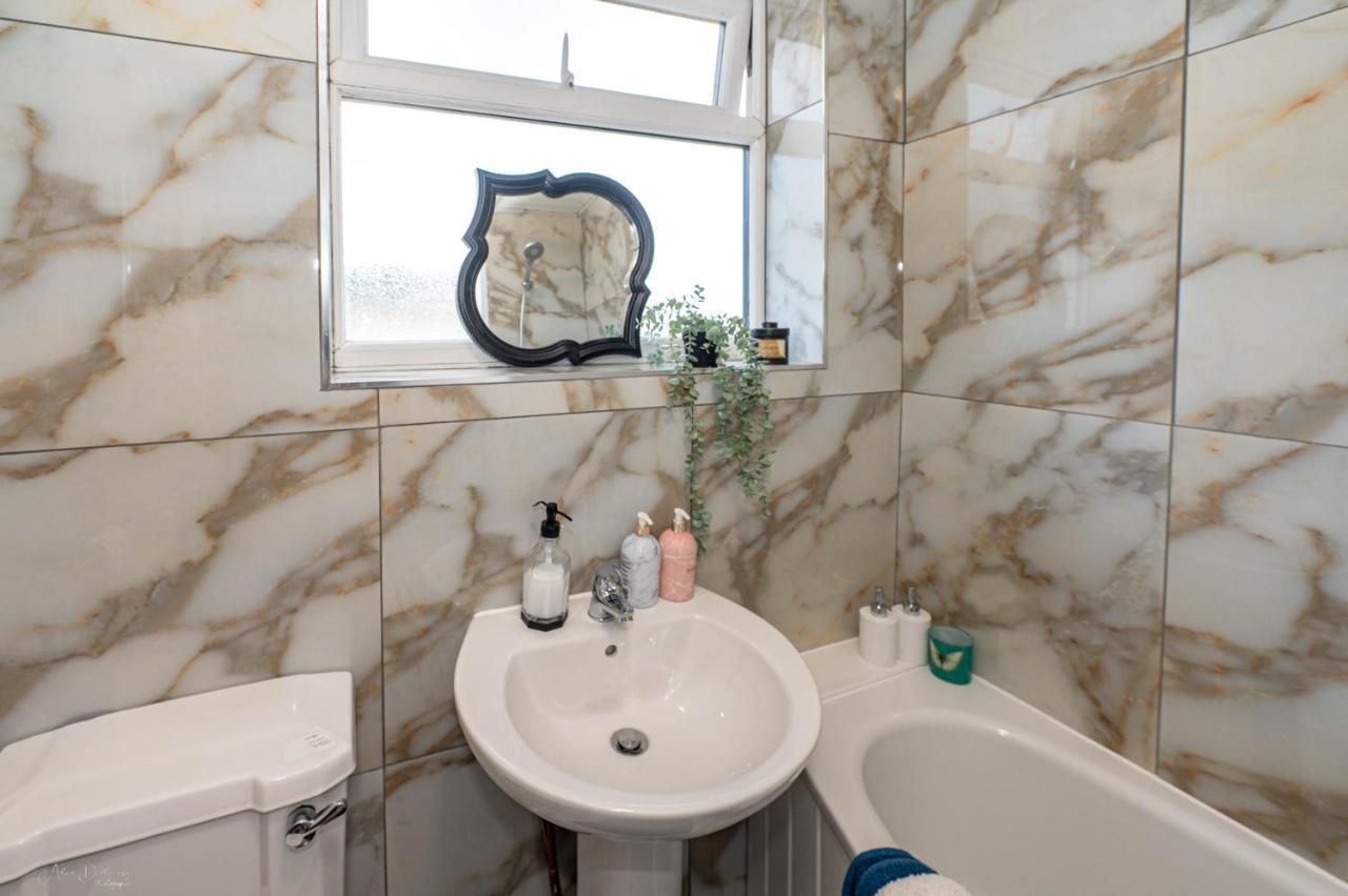 4 Bedrooms,2 Bathrooms House With Free Parking Plumstead  Exterior foto