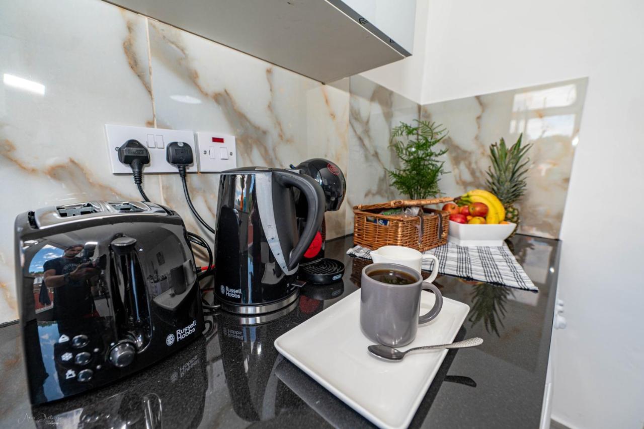 4 Bedrooms,2 Bathrooms House With Free Parking Plumstead  Exterior foto
