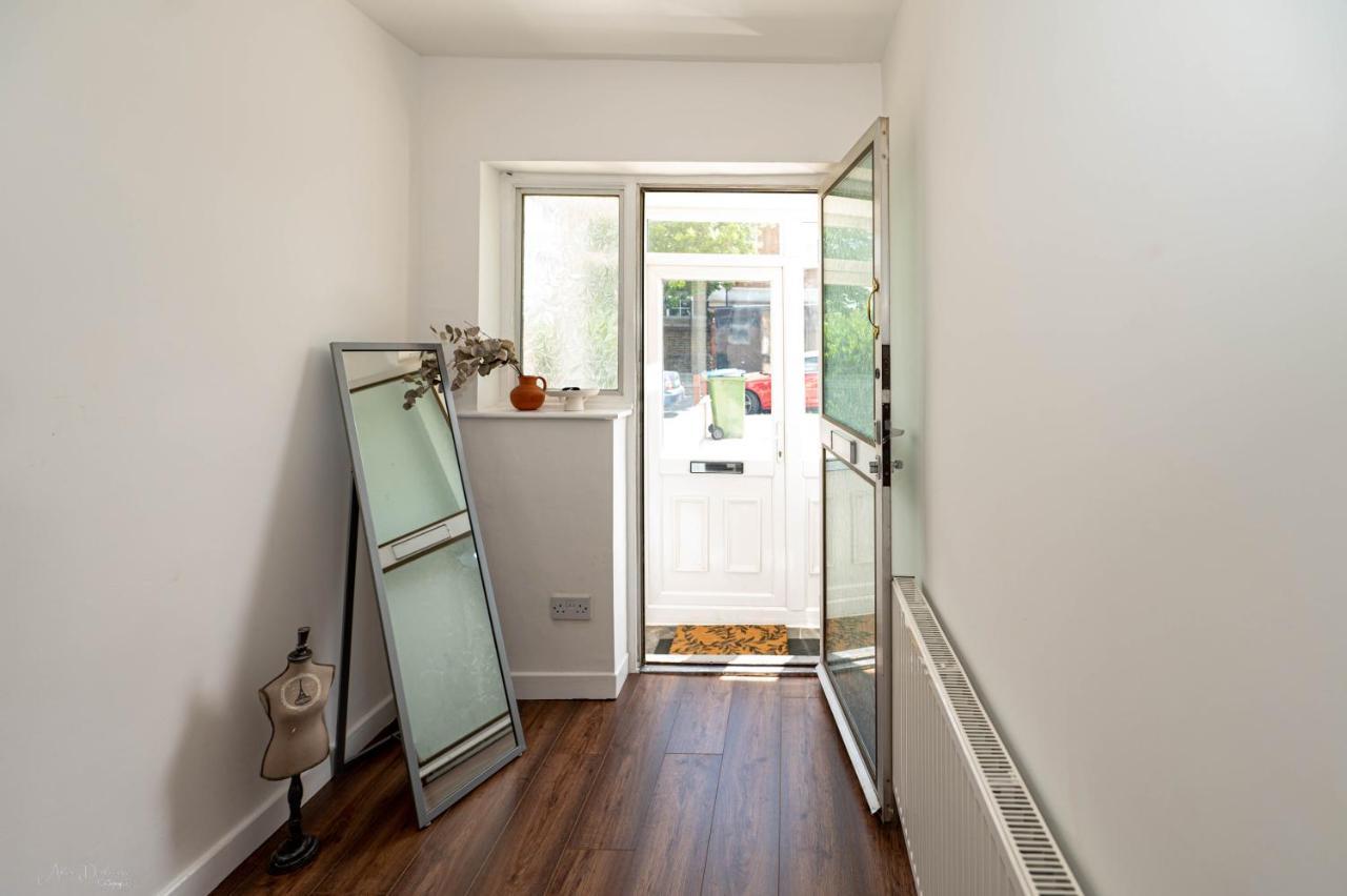 4 Bedrooms,2 Bathrooms House With Free Parking Plumstead  Exterior foto