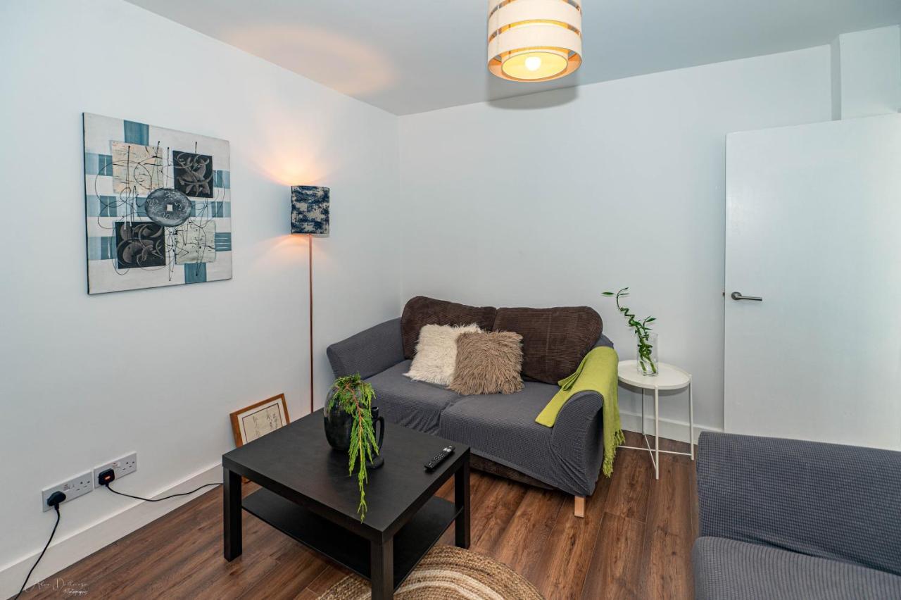 4 Bedrooms,2 Bathrooms House With Free Parking Plumstead  Exterior foto