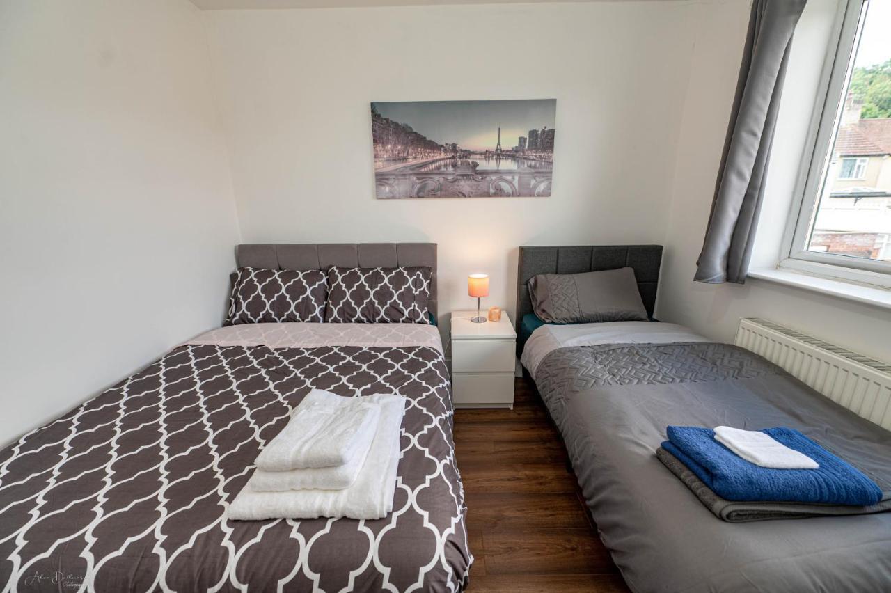 4 Bedrooms,2 Bathrooms House With Free Parking Plumstead  Exterior foto