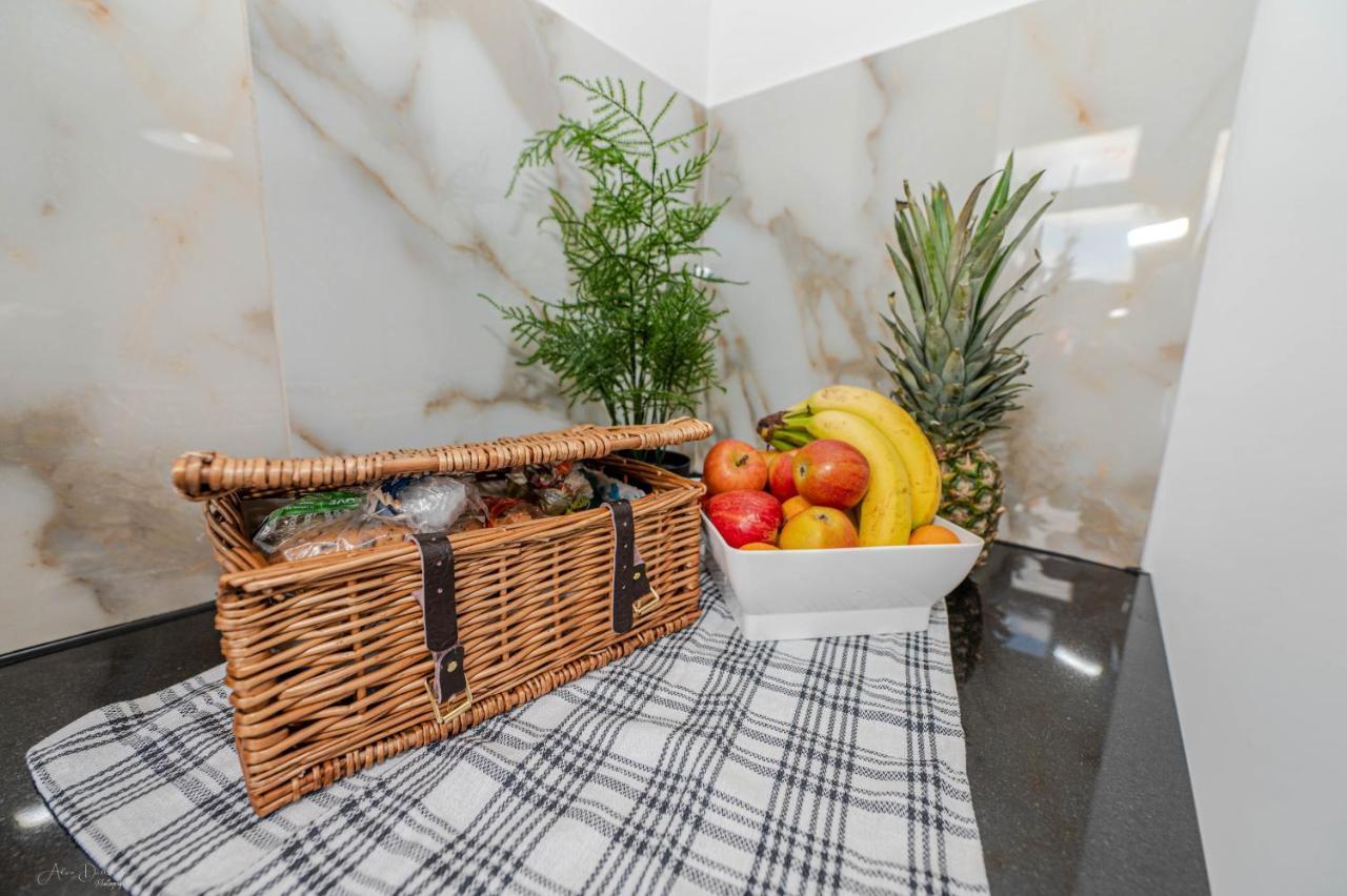4 Bedrooms,2 Bathrooms House With Free Parking Plumstead  Exterior foto