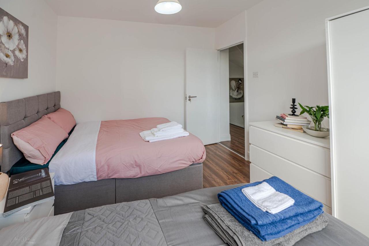 4 Bedrooms,2 Bathrooms House With Free Parking Plumstead  Exterior foto