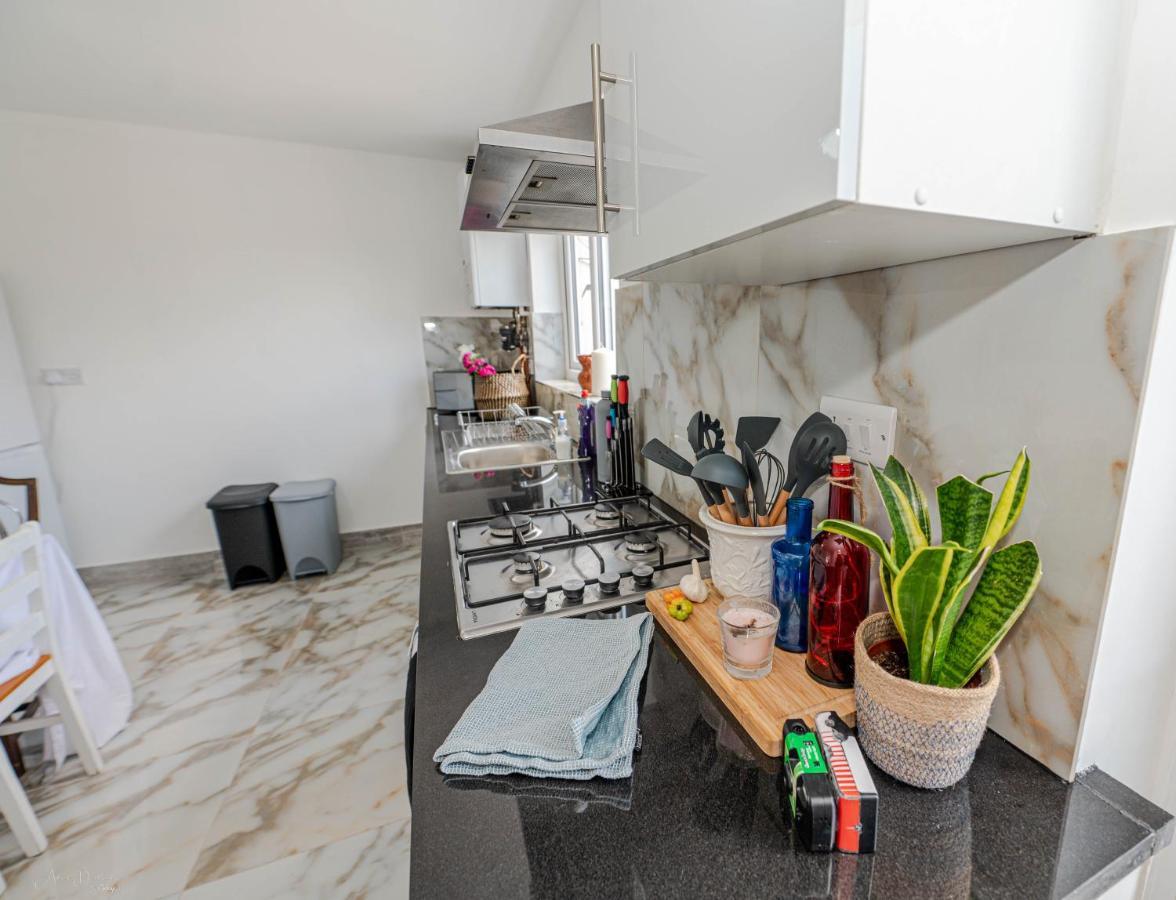 4 Bedrooms,2 Bathrooms House With Free Parking Plumstead  Exterior foto