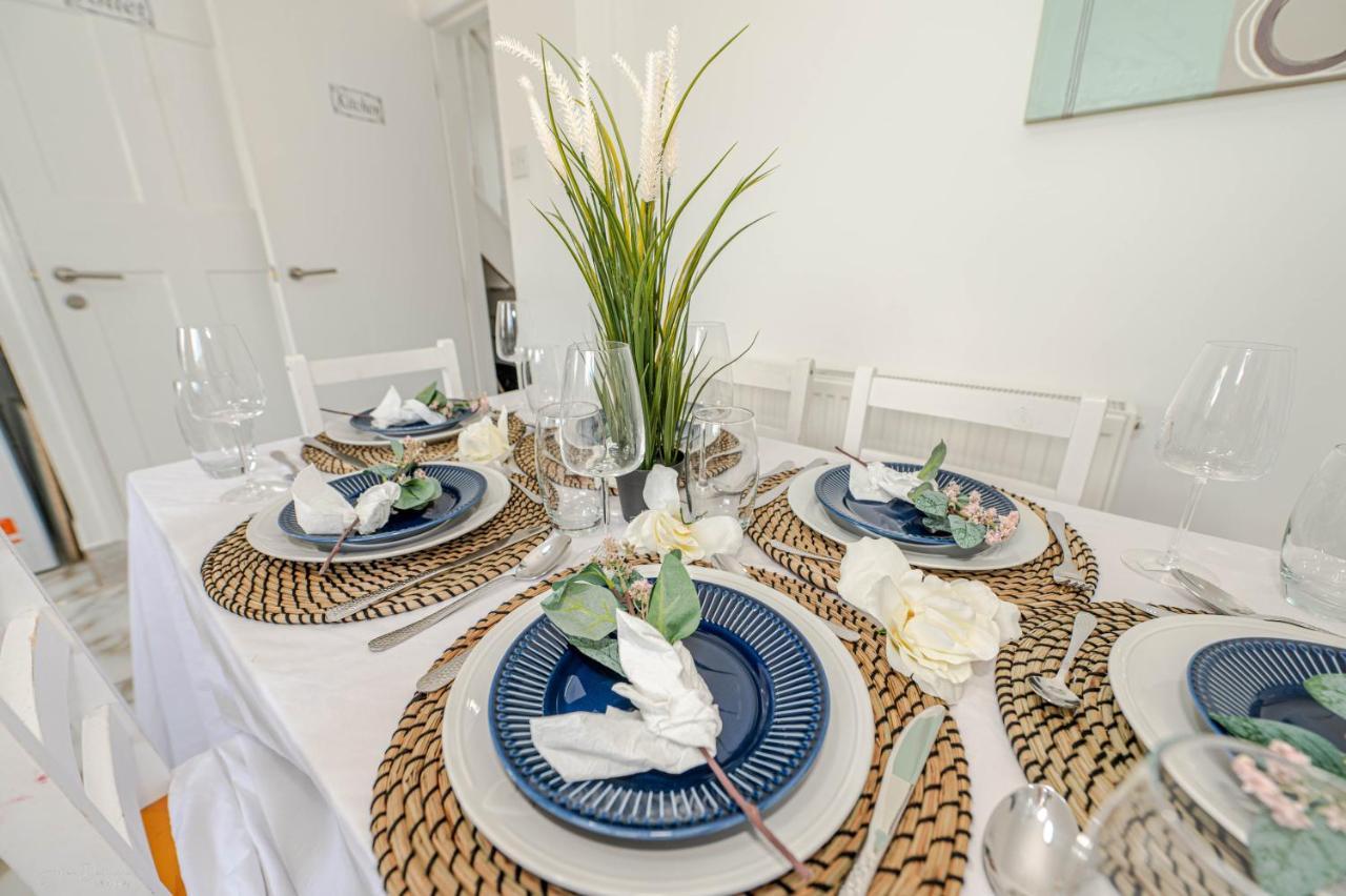 4 Bedrooms,2 Bathrooms House With Free Parking Plumstead  Exterior foto