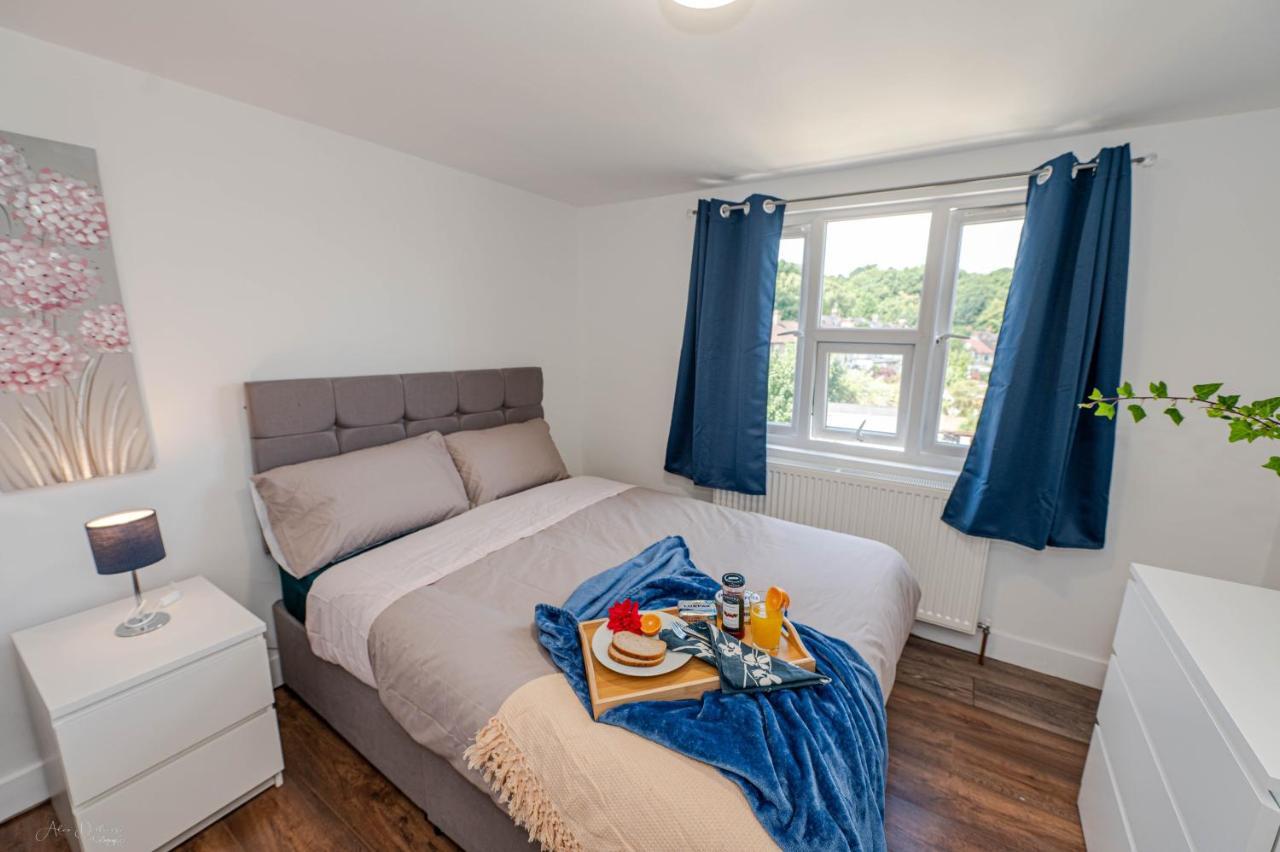 4 Bedrooms,2 Bathrooms House With Free Parking Plumstead  Exterior foto