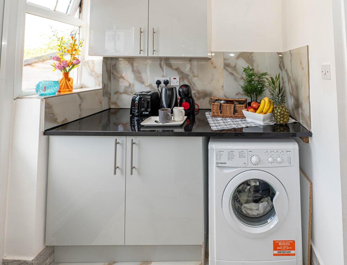 4 Bedrooms,2 Bathrooms House With Free Parking Plumstead  Exterior foto