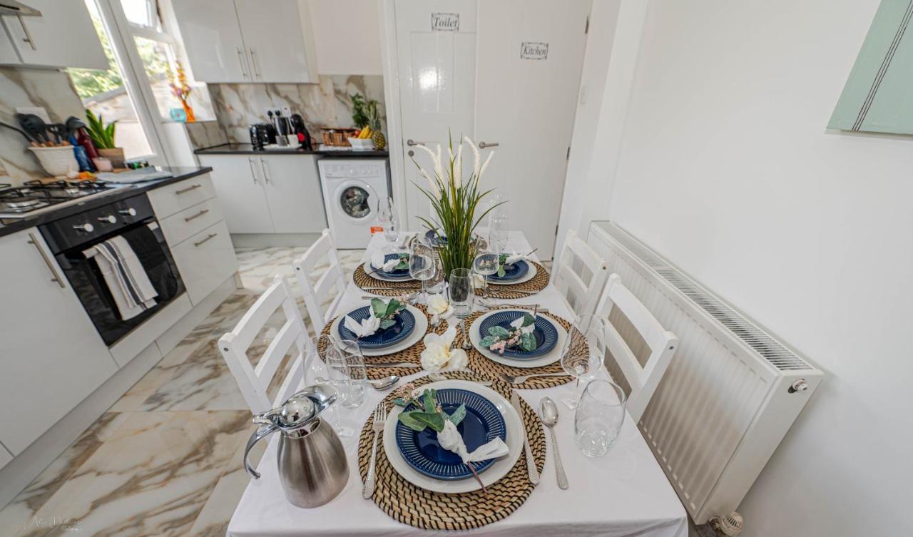 4 Bedrooms,2 Bathrooms House With Free Parking Plumstead  Exterior foto