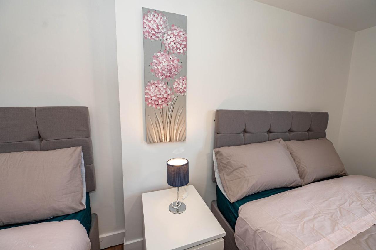 4 Bedrooms,2 Bathrooms House With Free Parking Plumstead  Exterior foto