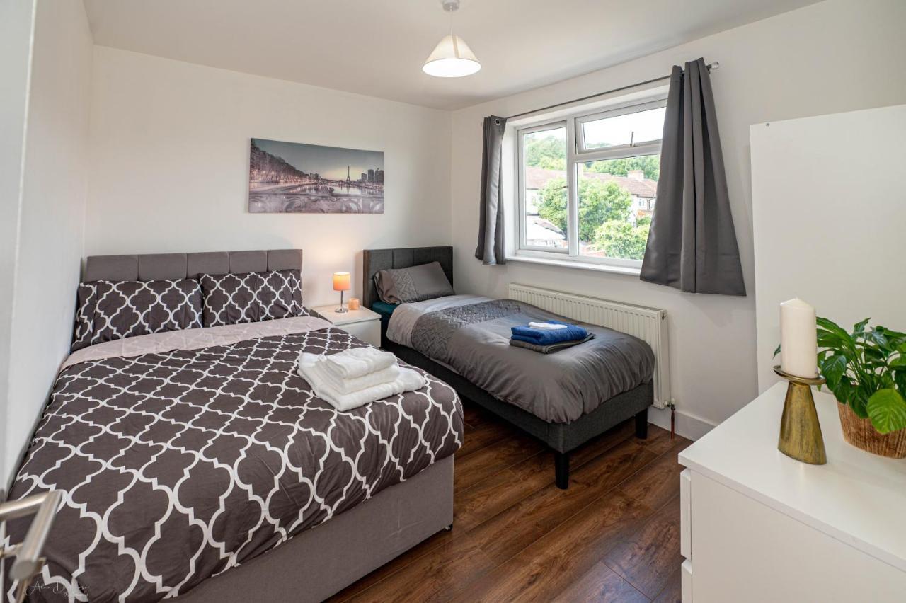 4 Bedrooms,2 Bathrooms House With Free Parking Plumstead  Exterior foto