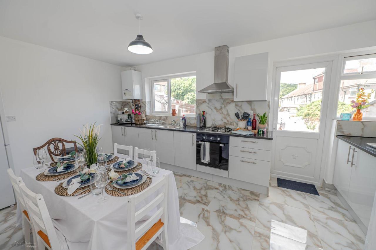 4 Bedrooms,2 Bathrooms House With Free Parking Plumstead  Exterior foto