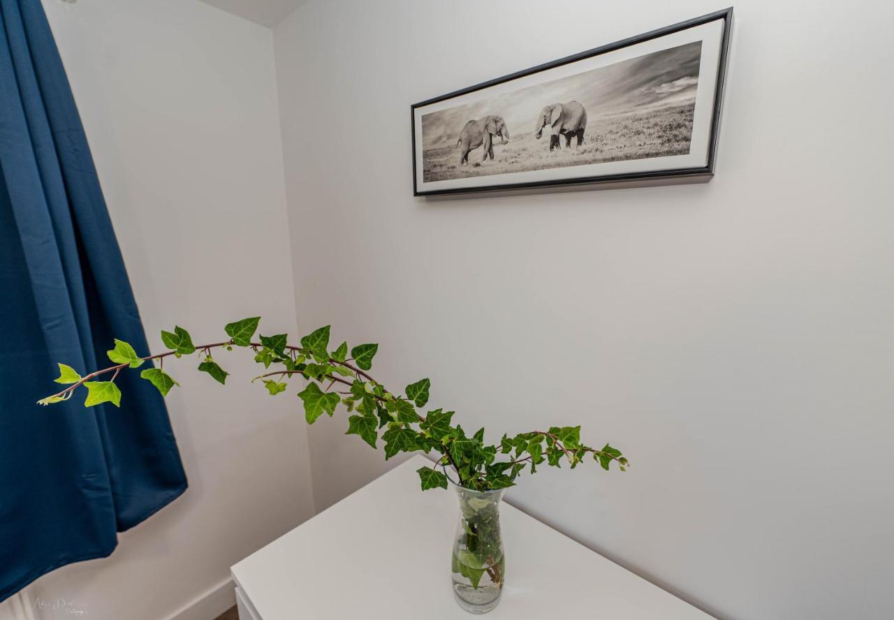 4 Bedrooms,2 Bathrooms House With Free Parking Plumstead  Exterior foto