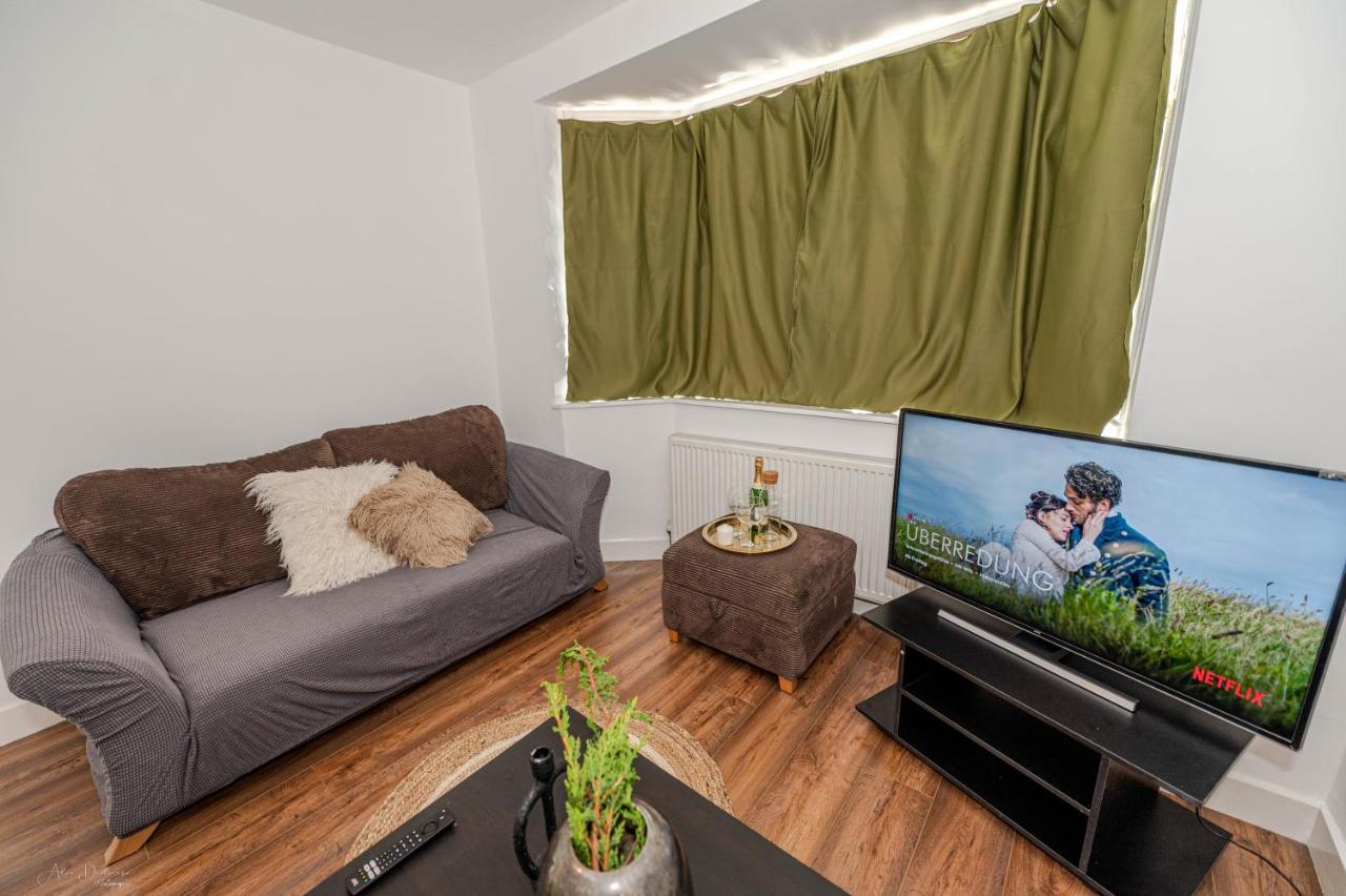 4 Bedrooms,2 Bathrooms House With Free Parking Plumstead  Exterior foto