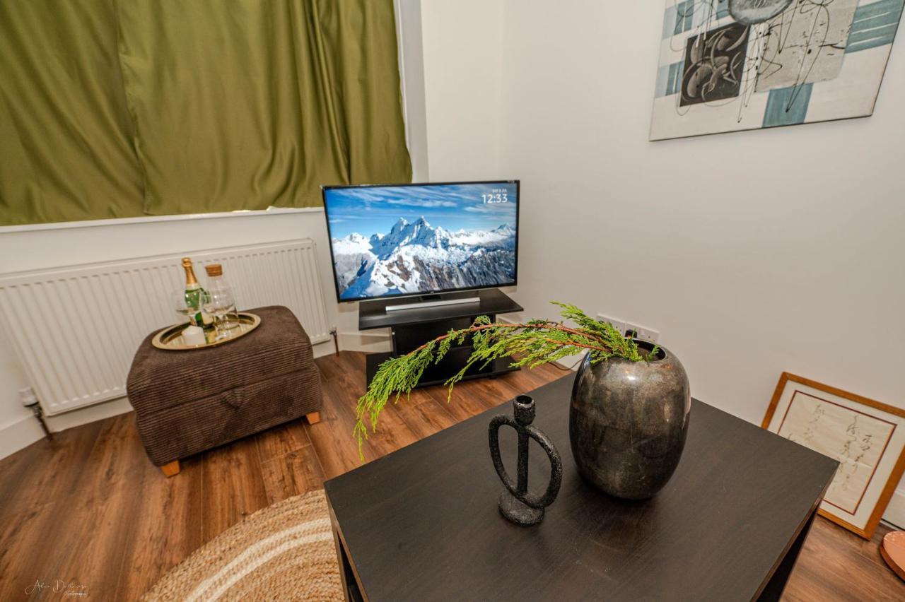 4 Bedrooms,2 Bathrooms House With Free Parking Plumstead  Exterior foto