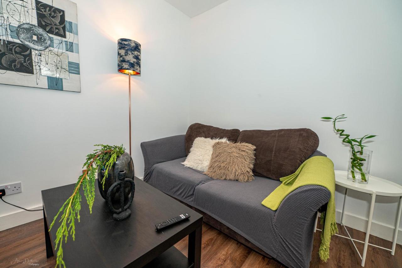 4 Bedrooms,2 Bathrooms House With Free Parking Plumstead  Exterior foto